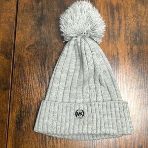 Michael Kors Hat Womens Winter Gray Ribbed Knit Beanie Cap Pom Pom Logo Charm
